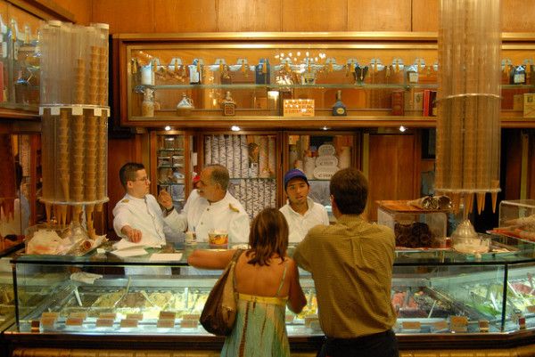 大冬天中产排长队吃号称“新鲜出锅的冰淇淋”,“一个球卖到38却自称是我们把价格打下来的?” 大冬天中产排长队吃号称“新鲜出锅的冰淇淋”,“一个球卖到38却自称是我们把价格打下来的?”