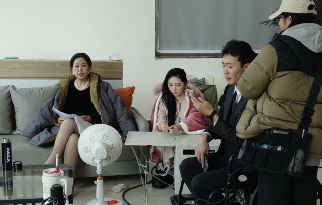 为了日薪五千的演员梦，退休老人交五万学费：揭开“短剧缺爸妈”的培训套路