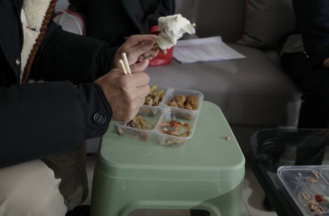 为了日薪五千的演员梦，退休老人交五万学费：揭开“短剧缺爸妈”的培训套路