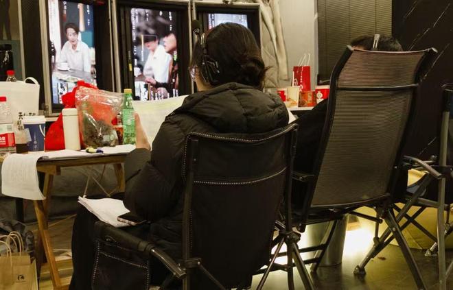 为了日薪五千的演员梦，退休老人交五万学费：揭开“短剧缺爸妈”的培训套路