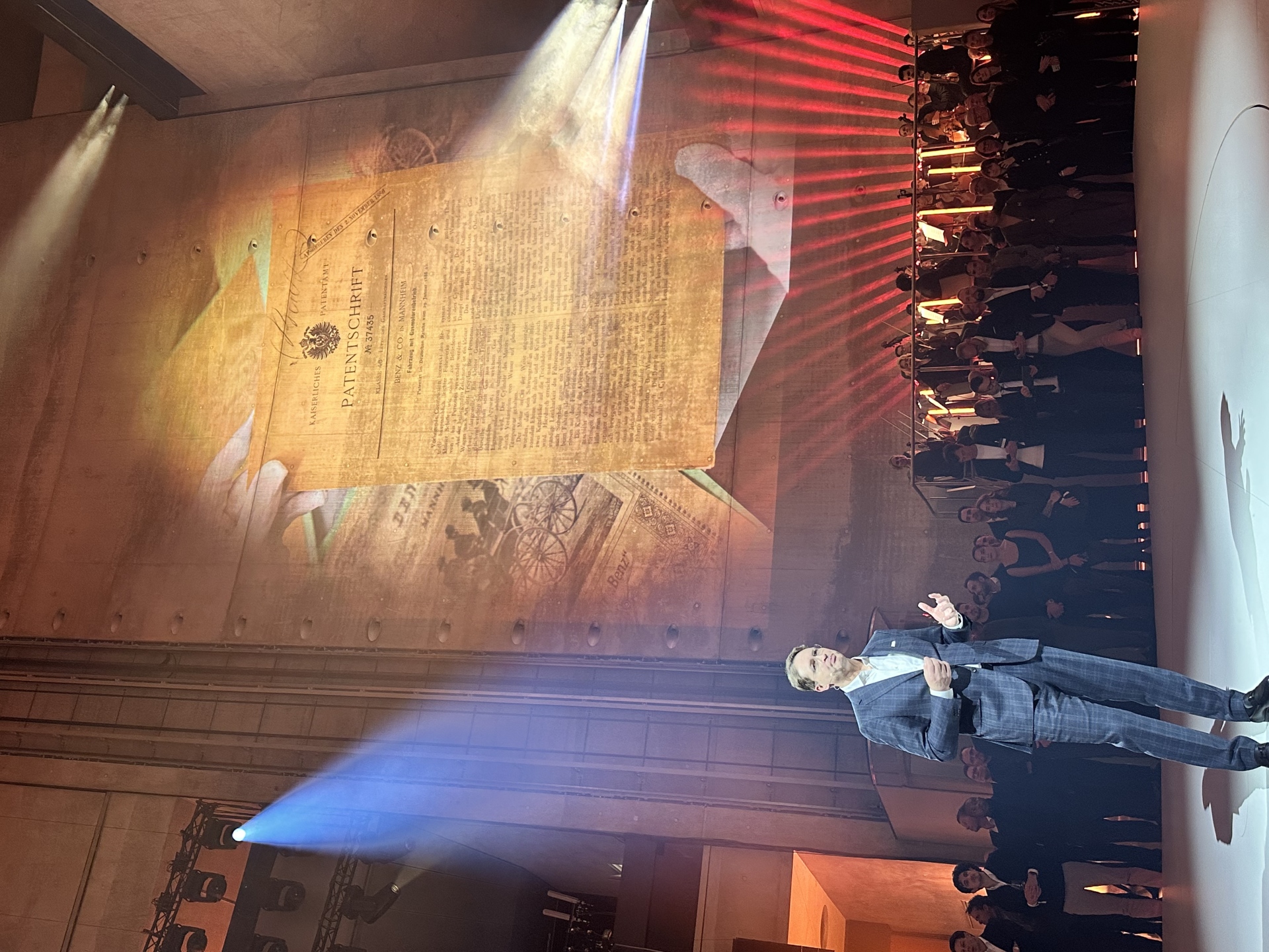 超50%部件更新！奔驰新一代S级轿车正式亮相！黄仁勋宣布将与奔驰在L4级自动驾驶领域进行合作