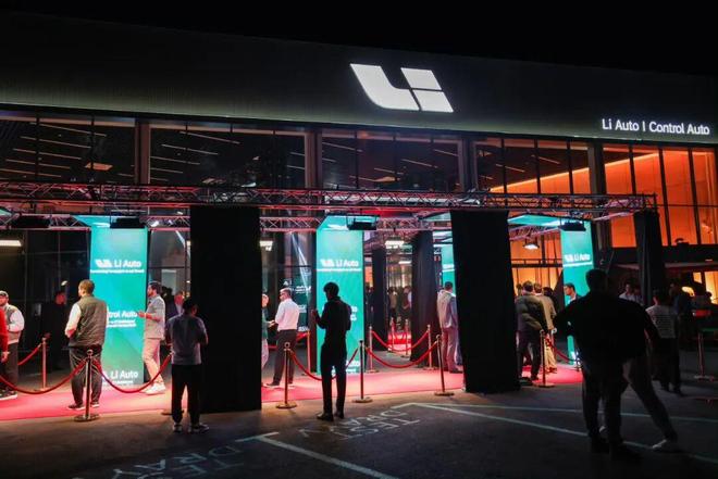 首次跌出销量榜前三，理想为什么输给“小理想”？