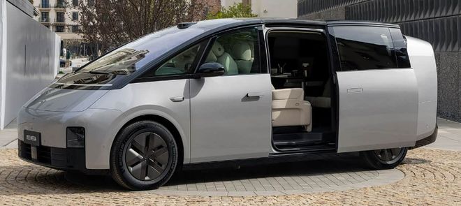 首次跌出销量榜前三，理想为什么输给“小理想”？