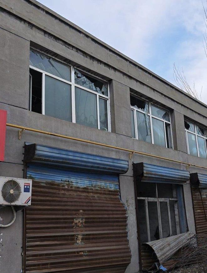 探访包钢板材厂爆炸事故现场:工人被气浪掀飞,直径数米铁球飞射数公里砸塌了一栋二层楼 探访包钢板材厂爆炸事故现场:工人被气浪掀飞,直径数米铁球飞射数公里砸塌了一栋二层楼