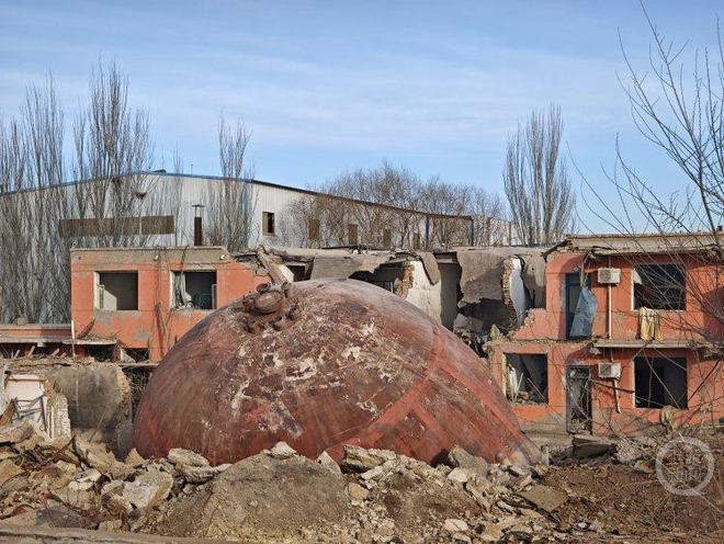 探访包钢板材厂爆炸事故现场：工人被气浪掀飞，直径数米铁球飞射数公里砸塌了一栋二层楼