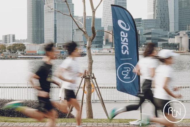 一年吸金330亿，低调跑鞋卖爆中国