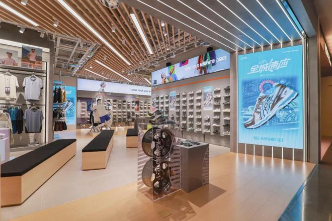 一年吸金330亿，低调跑鞋卖爆中国