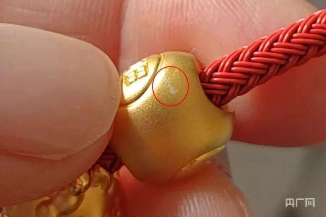 足金挂坠检测出铁银钯、点位金含量差异悬殊?周生生回应→ 足金挂坠检测出铁银钯、点位金含量差异悬殊?周生生回应→