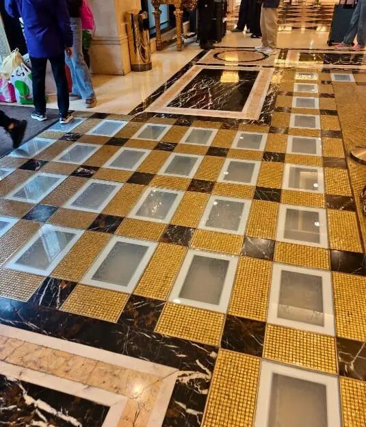 澳门英皇娱乐酒店大堂78公斤黄金被连夜撤走，价值超8580万元！工作人员回应：与金价无关，系内部装修需要