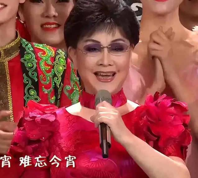 王菲水滴耳环再次出圈，网友立刻找到同款！窦靖童发文