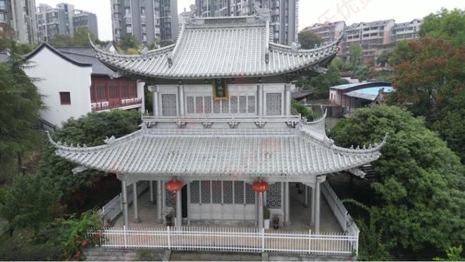 以2.5吨白银建造的湖南“永兴银楼”被拍卖，其中1.75吨纯银折算1204.7万元，每克仅6.88元“白菜价”，委托方回应