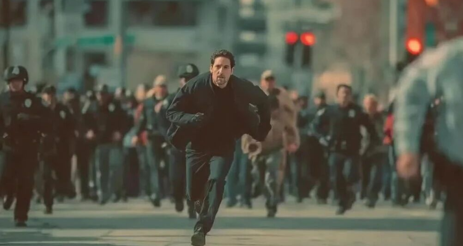 男子街头逃亡、剑客山间打斗……电影级中国视频大模型被称“地表最强”，几十个提示字生成15秒视频可商业交付，