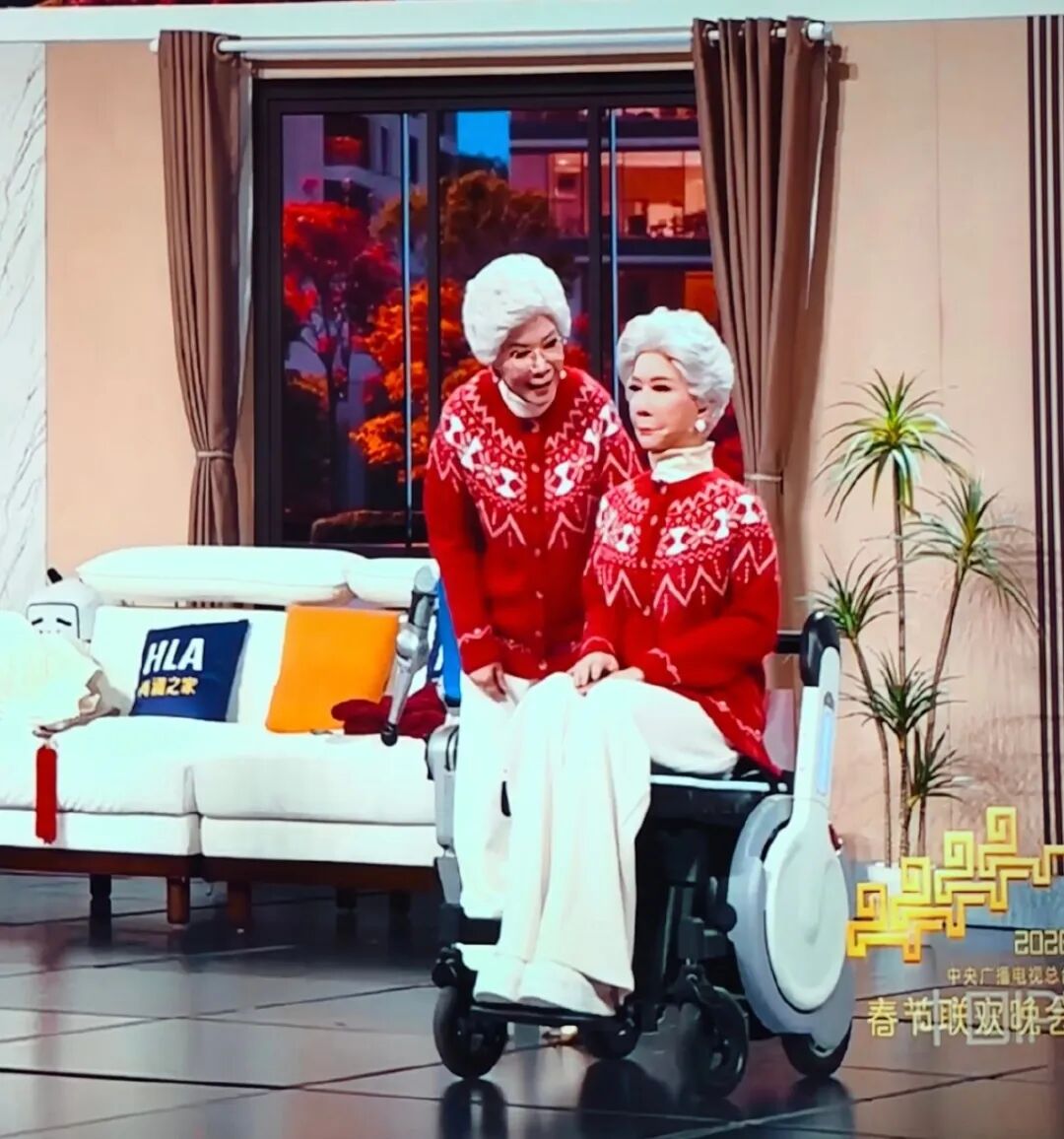 蔡明时隔30年再演机器人，撒贝宁的眉毛又上热搜了！宇树科技机器人春晚表演武术，一个动作让观众惊呼：时间倒流