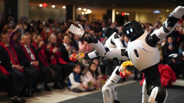 4家国产机器人春晚PK赛！热闹掌声之中，这几个问题逃不掉