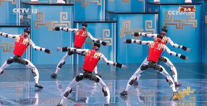 热搜爆了！机器人“扎堆”上春晚，表演翻跟头、“伸头”绝技、蔡明时隔多年又和机器人联动了