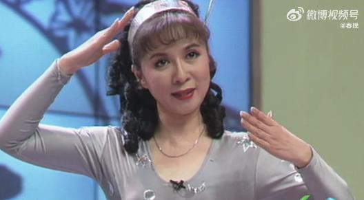 蔡明时隔30年再演机器人，撒贝宁的眉毛又上热搜了！宇树科技机器人春晚表演武术，一个动作让观众惊呼：时间倒流了？