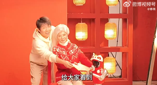 蔡明时隔30年再演机器人，撒贝宁的眉毛又上热搜了！宇树科技机器人春晚表演武术，一个动作让观众惊呼：时间倒流了？