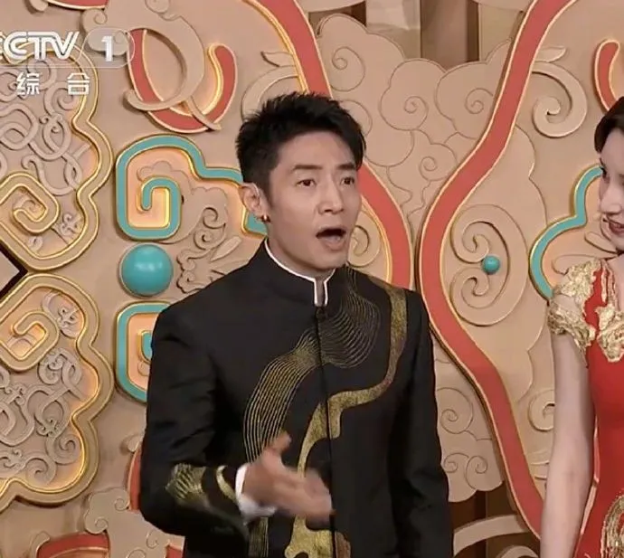 蔡明时隔30年再演机器人，撒贝宁的眉毛又上热搜了！宇树科技机器人春晚表演武术，一个动作让观众惊呼：时间倒流了？